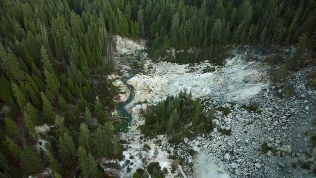 恶魔厨房鸟瞰图，拉森火山国家公园的地热区域之一。视频素材