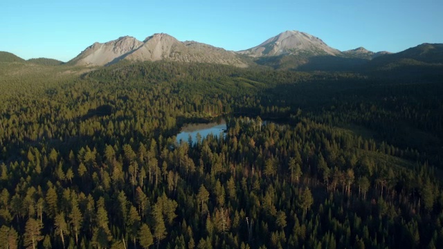 曼萨尼塔湖和混乱的峭壁和拉森峰，拉森火山国家公园，加利福尼亚州。视频素材