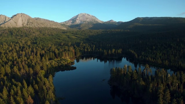 鸟瞰宁静的曼萨尼塔湖和火山地貌，混乱的峭壁和拉森峰。视频素材