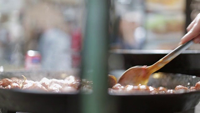 在食品市场里蒸肉丸视频素材