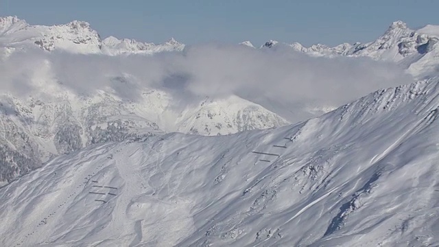 阿尔伯格-滑雪者和风景的山脉在莱赫视频素材