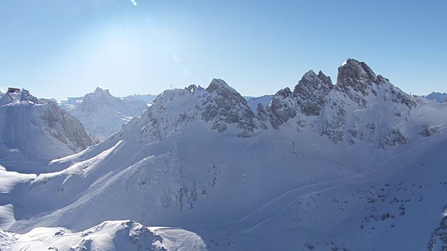 Arlberg -在Lech 02飞向一座山峰视频素材