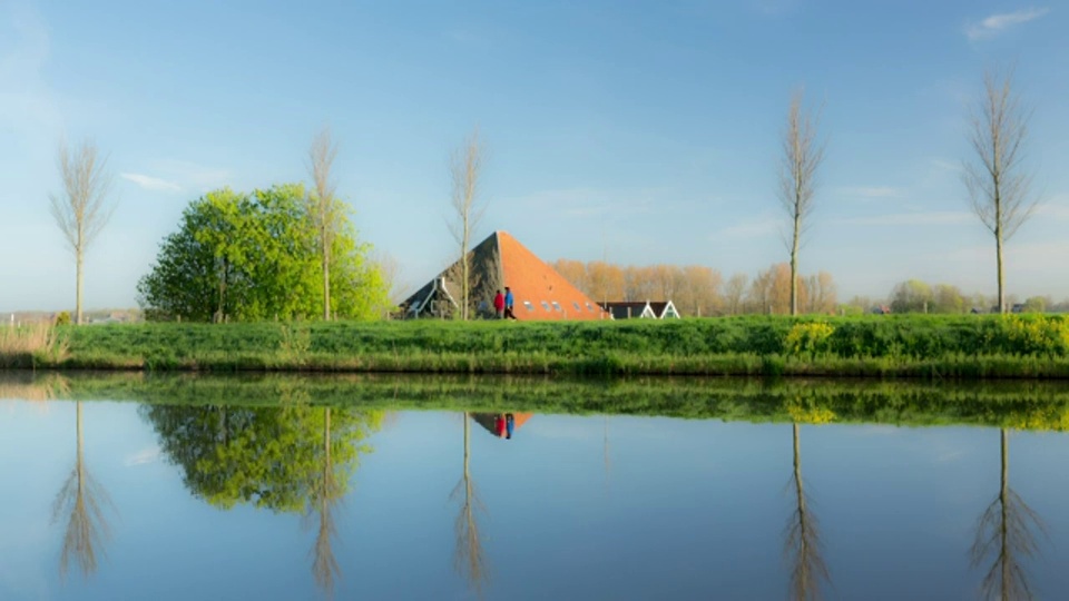 荷兰，Zuidoostbeemster，比姆斯特围场附近的农场，比姆斯特围场是联合国教科文组织世界遗产。徒步旅行者视频素材