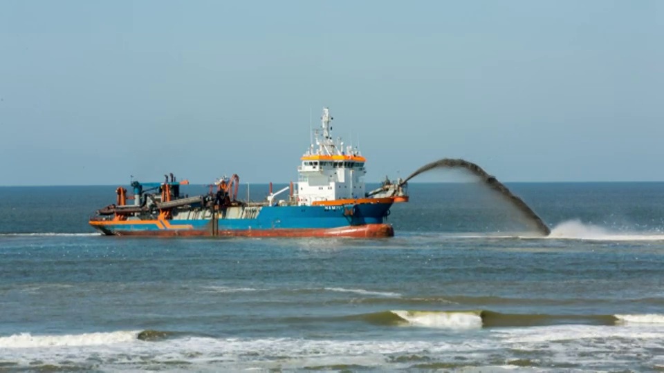 荷兰，Petten，加固海堤称为Hondsbossche Zeewering。一种耙吸式挖泥船正在堤前积沙视频素材