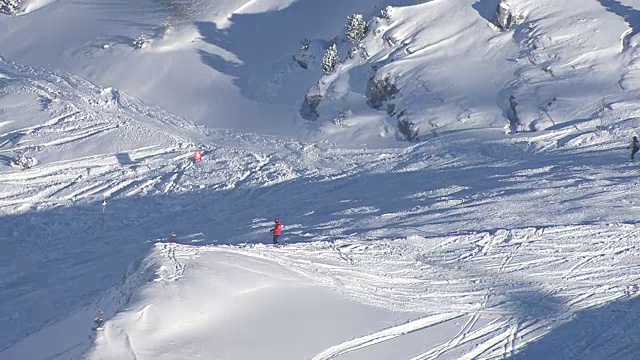 阿尔伯格-滑雪者从莱赫的一座山上下来视频素材