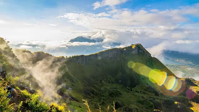 从巴图尔火山山顶眺望的清晨景色视频素材