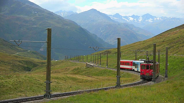 Matterhorn-Gotthard铁路，位于瑞士乌里州奥伯尔普山口视频素材