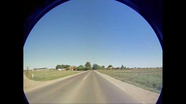 空的道路和飞机在飞行的背景/美国视频素材