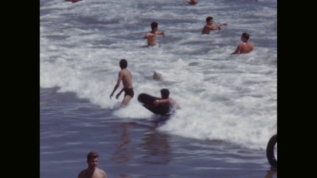 美国加利福尼亚州的阿维拉海滩上游泳和享受视频素材