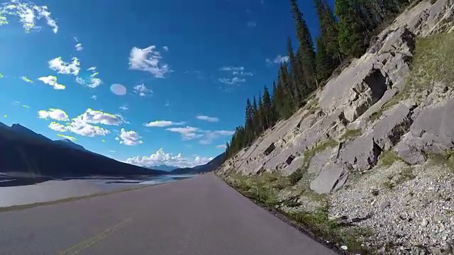 汽车沿着湖美丽的湖路行驶视频素材