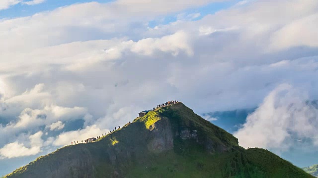 从巴图尔火山山顶俯瞰美丽的景色视频素材