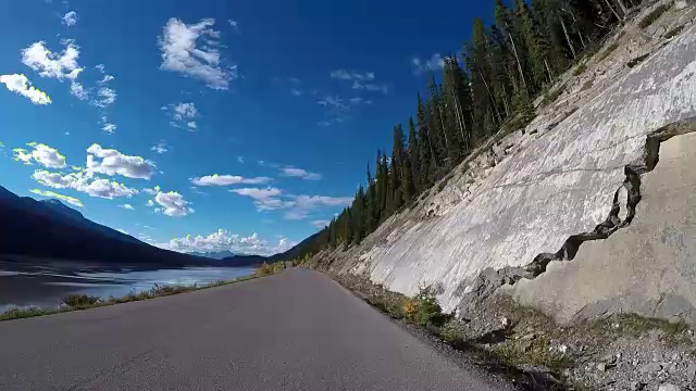 汽车沿着湖美丽的湖路行驶视频素材