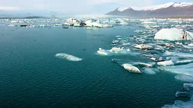 4K T/L:冰岛Jokursarlon泻湖上漂浮的冰山视频素材