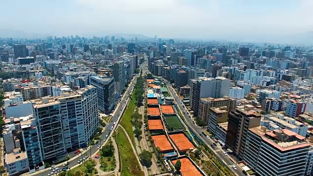 全景鸟瞰米拉弗洛雷斯镇在利马，秘鲁。视频素材