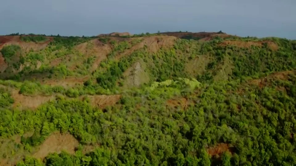 崎岖的山脉和热带树叶在夏威夷的纳帕利海岸与太平洋相遇。视频素材