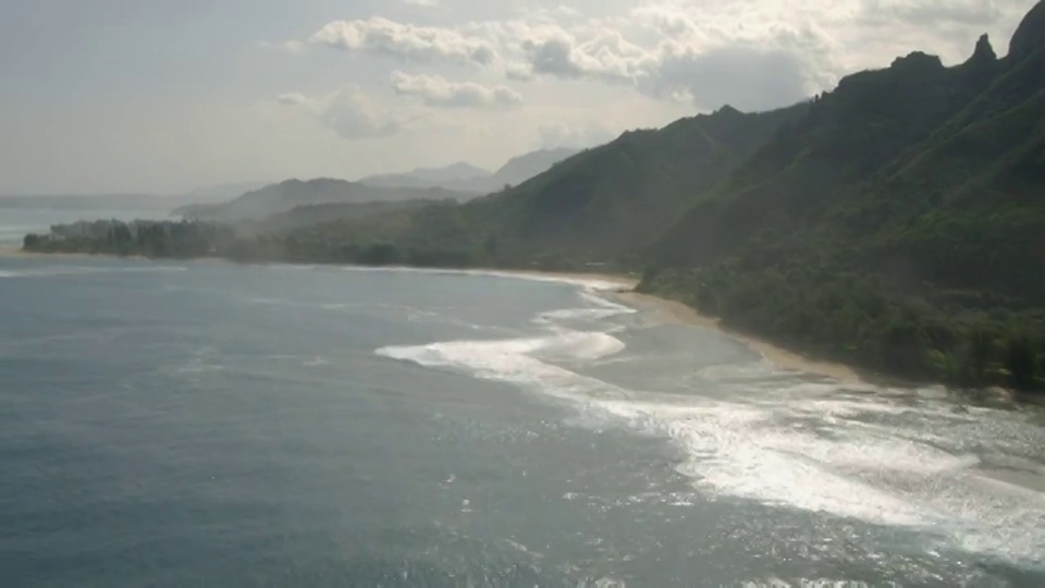 海浪冲刷着夏威夷考艾岛的纳帕利海岸。视频素材