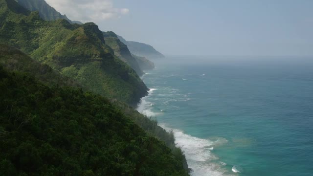 茂盛的树叶覆盖着夏威夷纳帕利海岸的山脊。视频素材