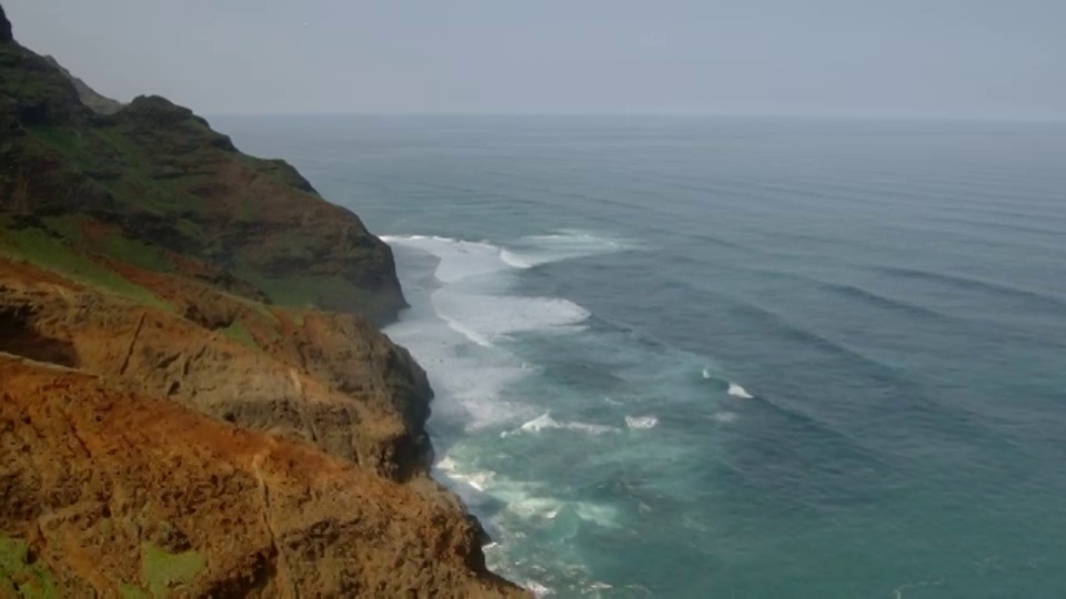 夏威夷纳帕利海岸的岩石悬崖与太平洋相遇。视频素材