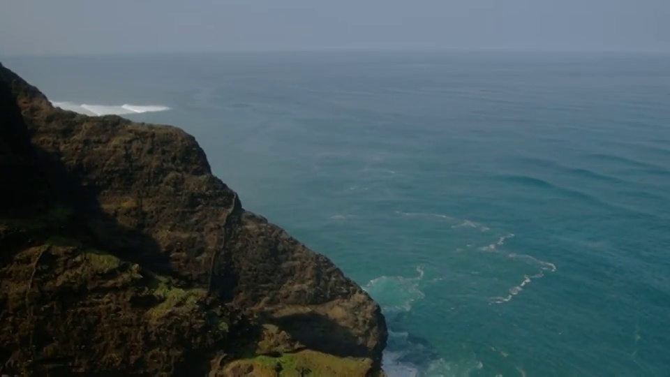 夏威夷纳帕利海岸的岩石悬崖俯瞰太平洋。视频素材