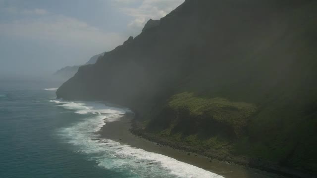 海浪冲刷着夏威夷纳帕利海岸的山脊。视频素材