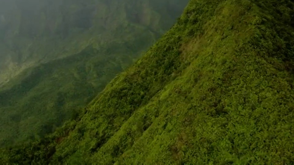 茂盛的植被覆盖着夏威夷考艾岛的山脊。视频素材