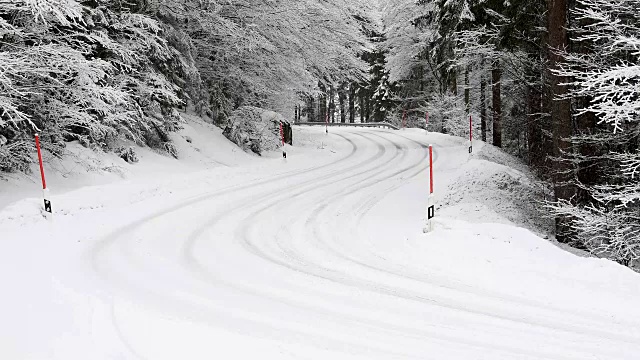 德国巴伐利亚州的森林，瓦尔德豪泽尔的森林道路被大雪覆盖视频素材