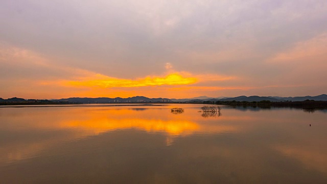 日落时的Nakdonggang河(韩国最长的河流)视频素材