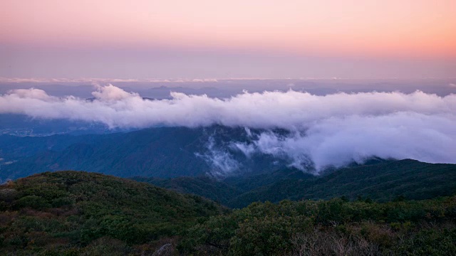 天望峰(赤旗三山第二高峰，以日出观测点而闻名)云海流动的日出图视频素材