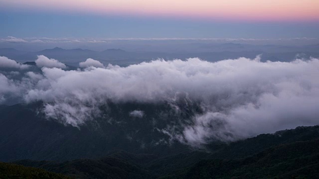 天望峰(赤旗三山第二高峰，以日出观测点而闻名)云海流动的日出图视频素材