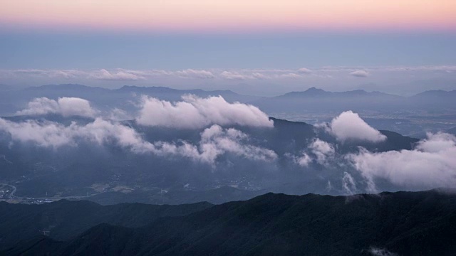 天望峰(赤旗三山第二高峰，以日出观测点而闻名)云海流动的日出图视频素材