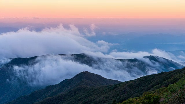 天望峰(赤旗三山第二高峰，以日出观测点而闻名)云海流动的日出图视频素材