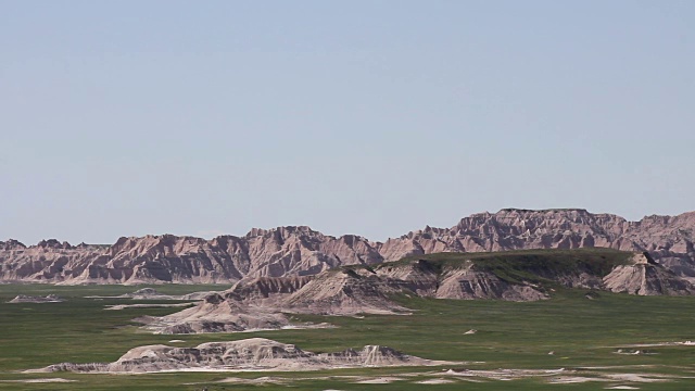 在Badlands国家公园的山顶和草原的广角镜头视频素材