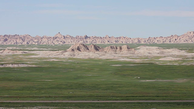 在Badlands国家公园的山顶和草原的广角镜头视频素材