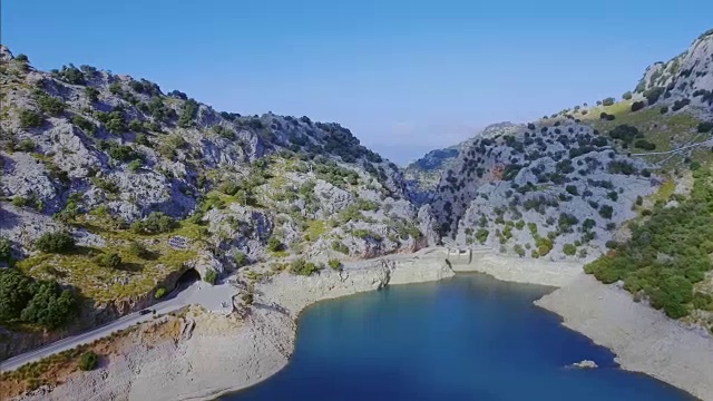 马略卡岛Serra de Tramuntana的Gorg Blau人工水库的Arial视图视频素材