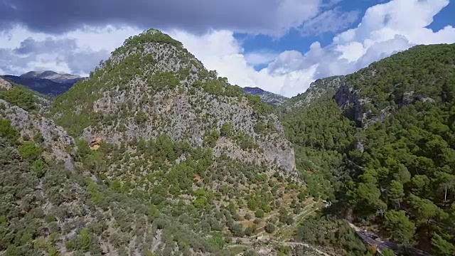 西班牙马略卡岛的Tramuntana山脉和山坡上的橄榄树(梯田)视频素材