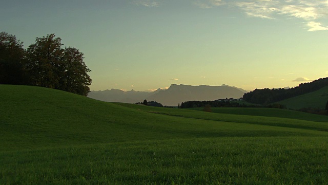 Landschaftsaufnahmen—在Gebertshum的一个乡村里，夕阳西下视频素材