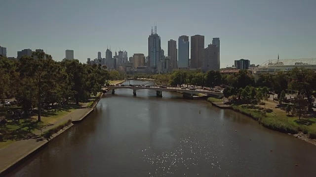 4K城市景观，景观和建立:亚拉河和墨尔本城市的鸟瞰图视频素材