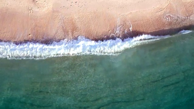 天线:海浪拍打着海滩视频素材