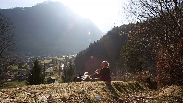 徒步旅行的夫妇在高处自拍视频素材