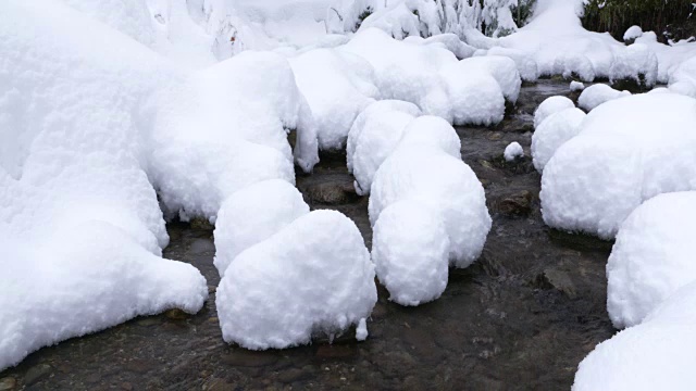 小溪与深雪在下雪。视频素材