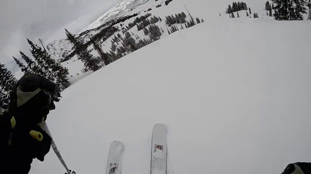 外面很冷-在落基山脉的边远地区滑雪- 4k视频素材