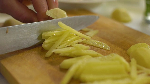 健康新鲜食物准备蔬菜土豆切，慢动作视频素材