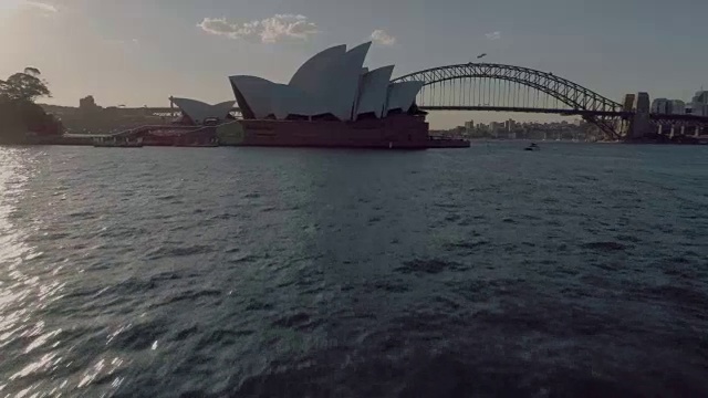 低空飞越悉尼歌剧院，展示悉尼海港大桥。澳大利亚悉尼视频素材