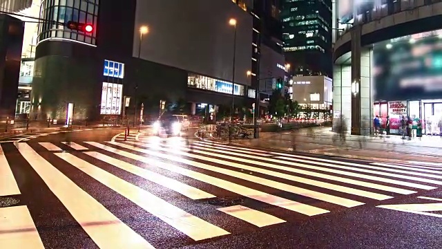 高清延时:交通和行人过马路，日本大阪。视频素材