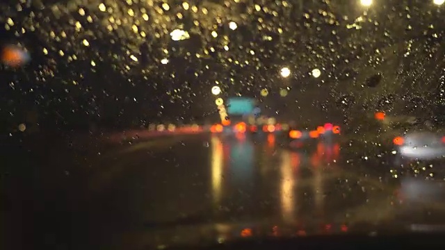 驾驶在漆黑的雨夜，架焦点。视频素材