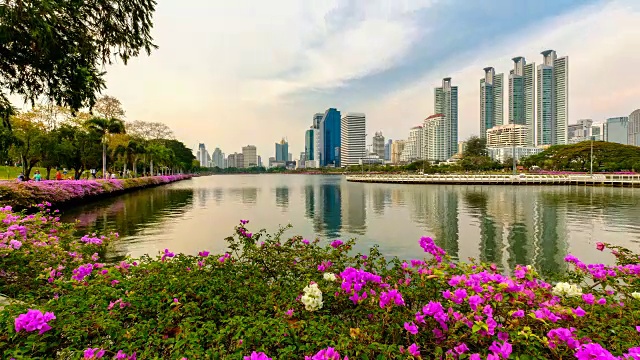 黄昏时分曼谷市中心与天空的倒影，泰国。视频素材