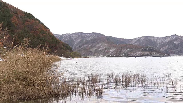 川口湖景观和山冬季，日本。视频素材