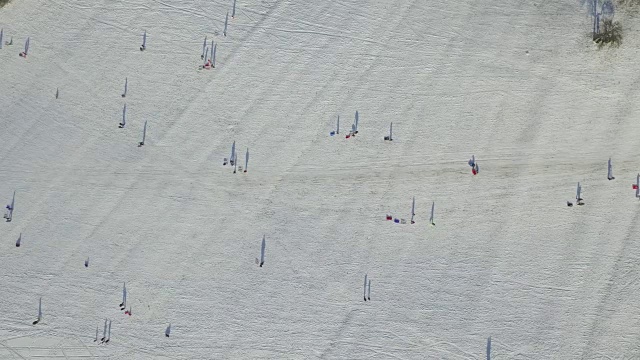 德国巴登-符腾堡州莱昂堡市白雪覆盖的山上人们的鸟瞰图视频下载