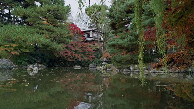 日本京都历史区内的观赏湖视频素材