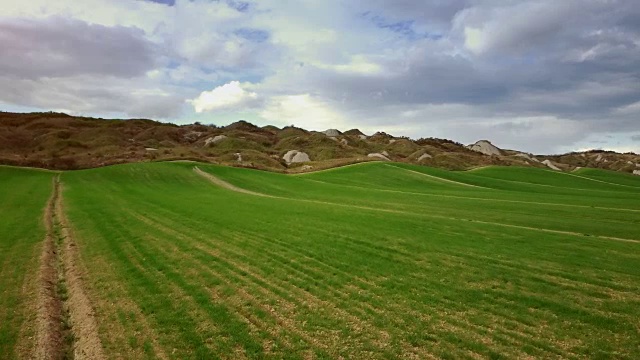 经典的托斯卡纳风景:绿色的山丘和柏树视频素材